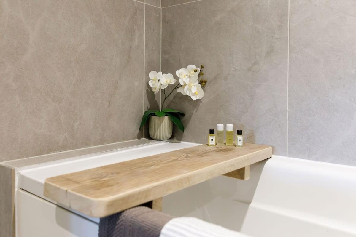 Stylish City Centre Apartment With Sauna Чічестер Екстер'єр фото